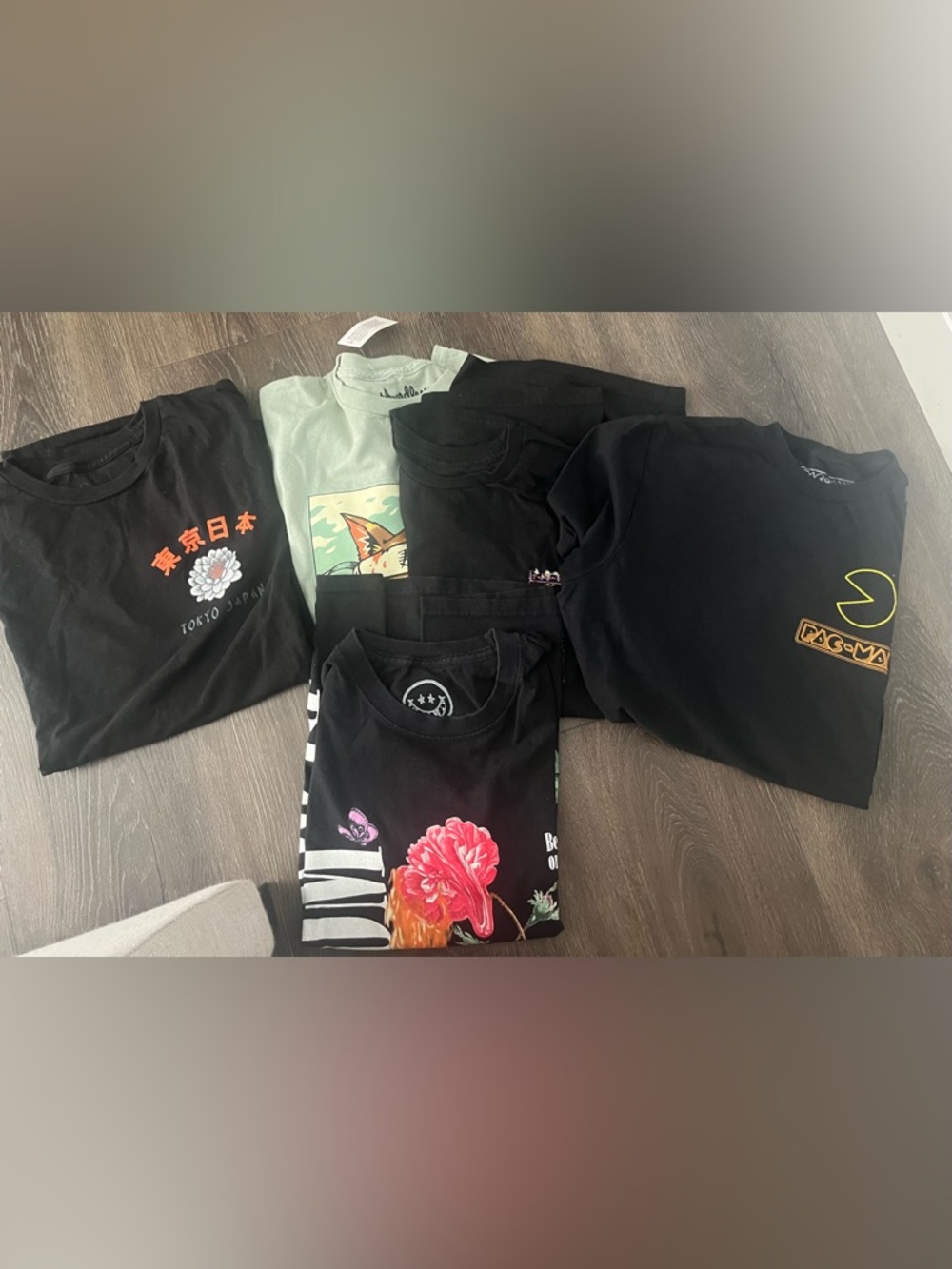 Lot of 5 graphic tees. Mens size Small